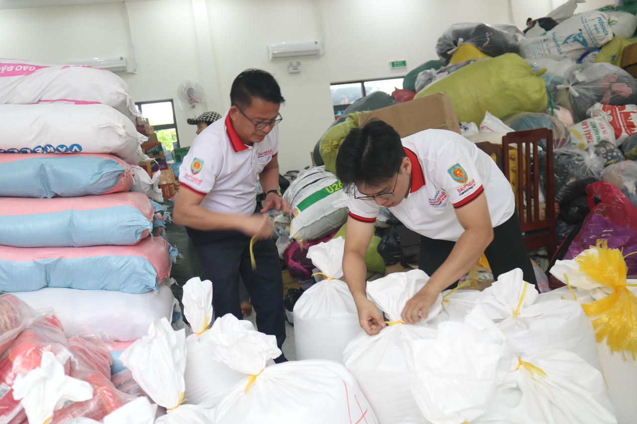 &amp;amp;nbsp;Ph&oacute;ng vi&ecirc;n B&aacute;o Ph&aacute;p luật Việt Nam chuẩn bị h&agrave;ng h&oacute;a trao cho người d&acirc;n.