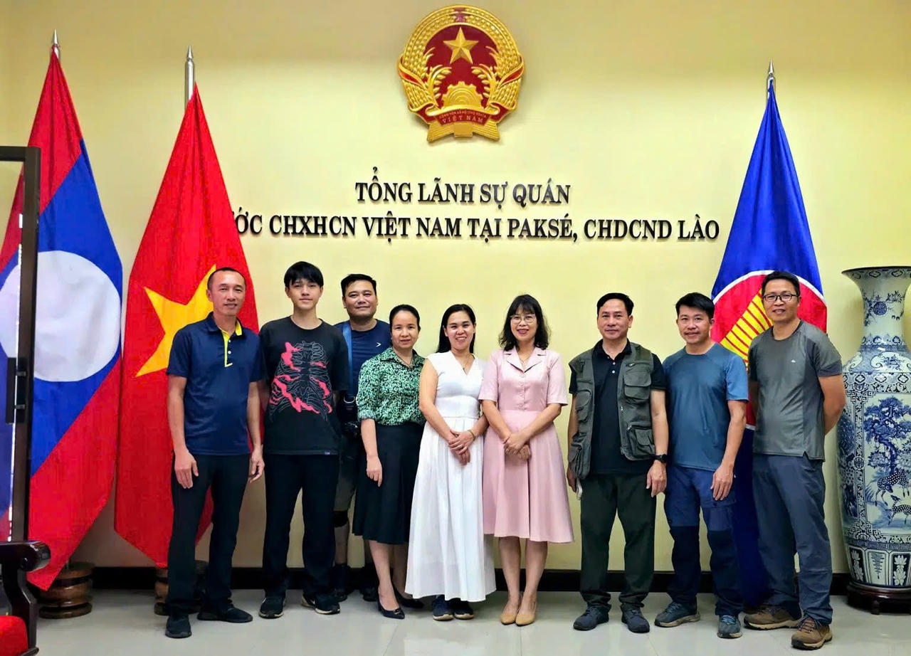 B&agrave; Tạ Phương Dung - Tổng l&atilde;nh sự Việt Nam tại Pakse, CHDCND L&agrave;o (thứ 4 từ phải sang) đ&oacute;n tiếp đo&agrave;n Photo tour