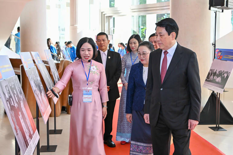 Chủ tịch nước Lương Cường thăm triển l&atilde;m ảnh tại buổi Lễ. Ảnh: nhandan.vn