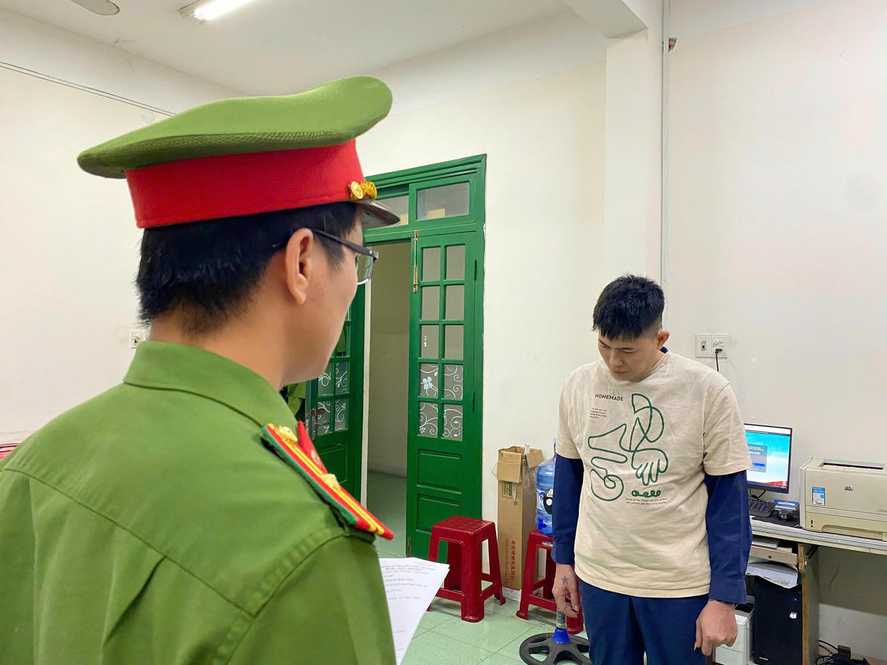 Lực lượng chức năng thi h&agrave;nh lệnh bắt khẩn cấp đối với V.V.T.