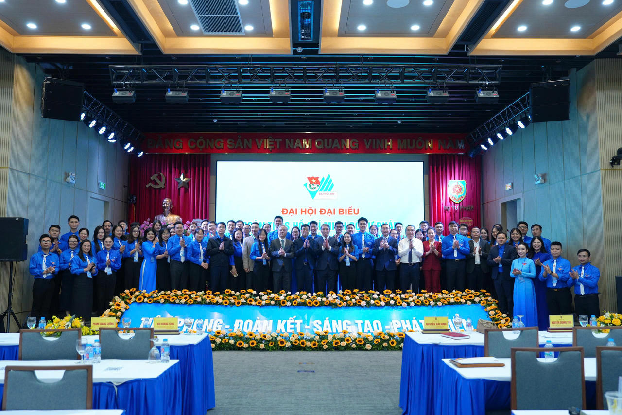 Đại h&ocirc;̣i chụp ảnh lưu ni&ecirc;̣m.