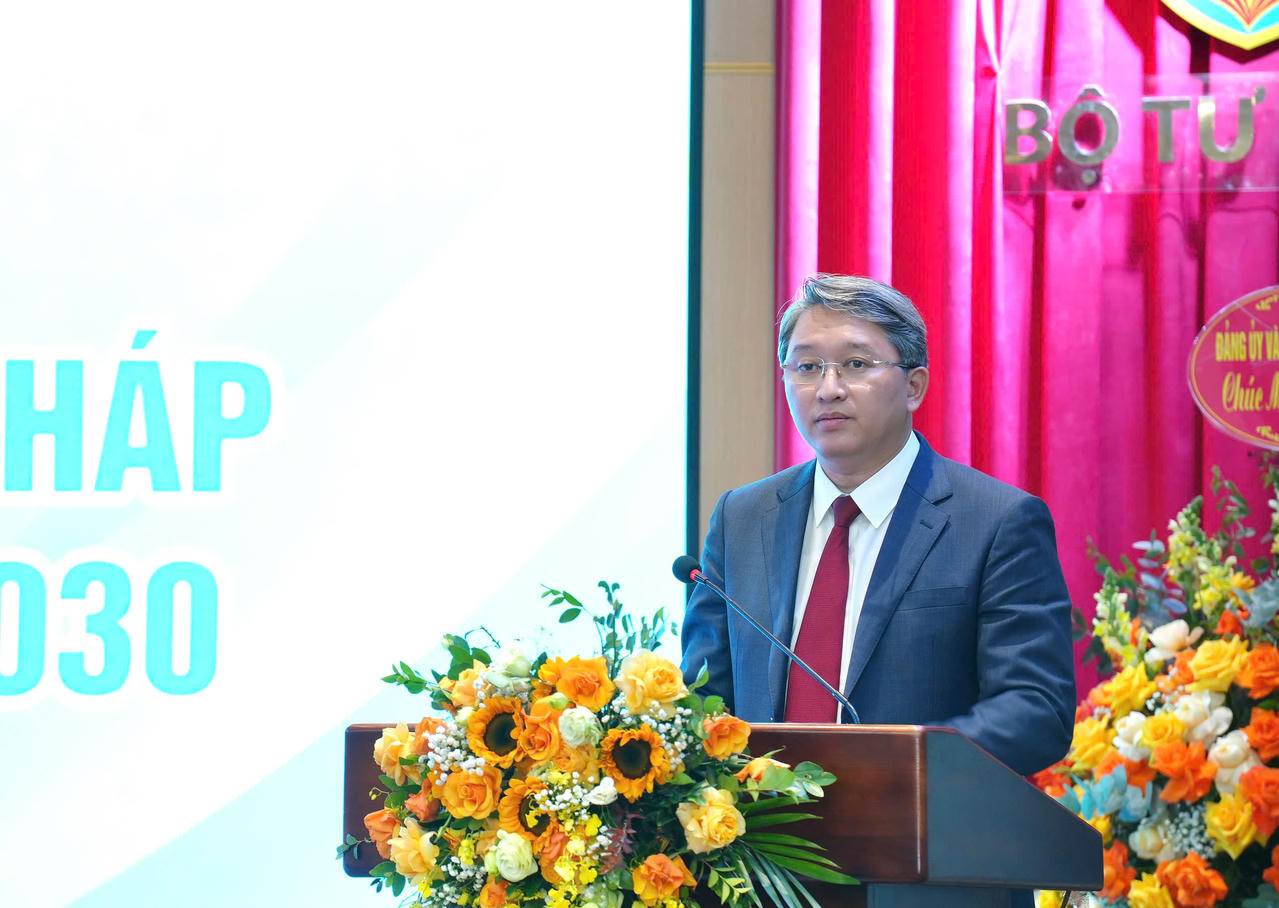 Ủy vi&ecirc;n Ban Chấp h&agrave;nh Trung ương Đảng, B&iacute; thư Đảng ủy, Bộ trưởng Bộ Tư ph&aacute;p Nguy&ecirc;̃n Hải Ninh phát bi&ecirc;̉u.