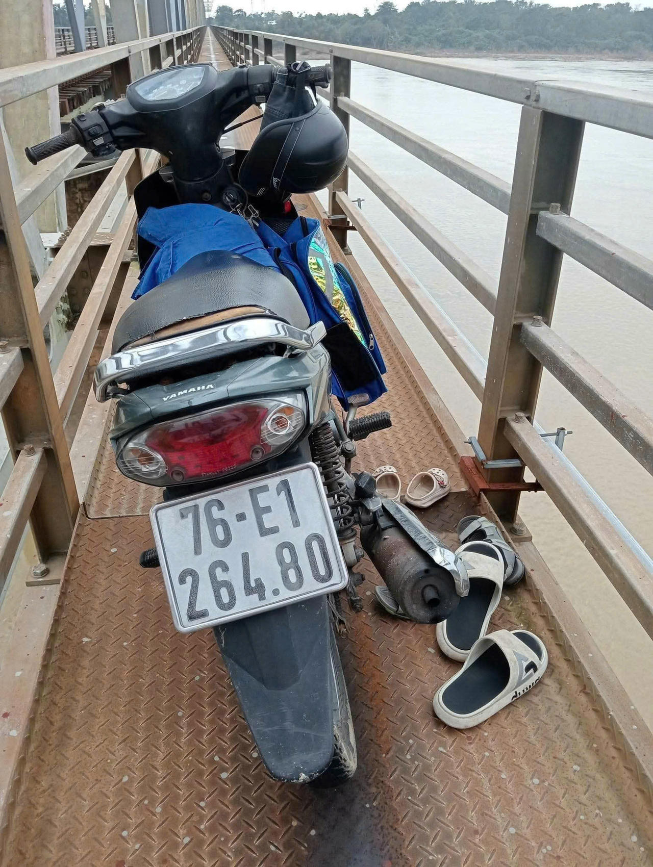 V.V.T., để xe m&aacute;y, d&eacute;p v&agrave; ba l&ocirc; tr&ecirc;n cầu Trường Xu&acirc;n rồi &ocirc;m con nhảy xuống s&ocirc;ng.