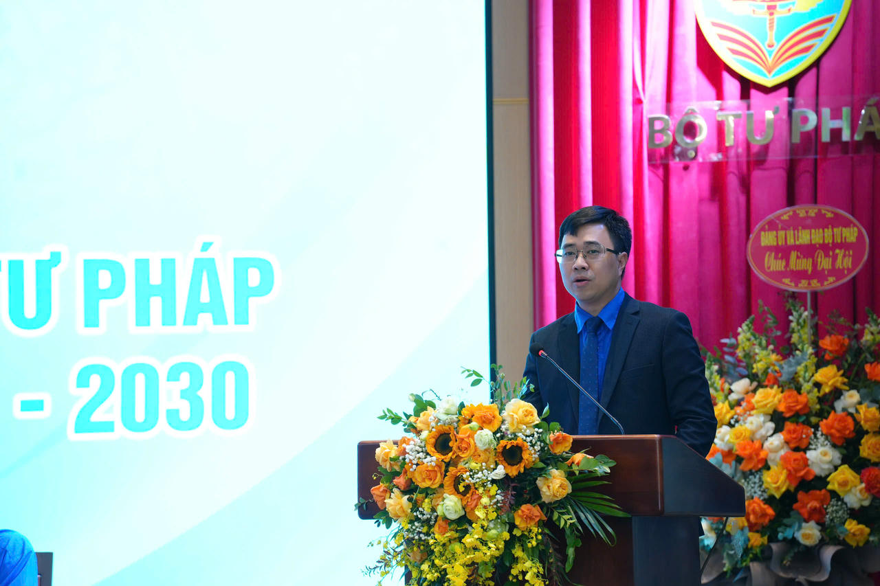 Đ&ocirc;̀ng chí B&ugrave;i Ho&agrave;ng T&ugrave;ng, B&iacute; thư Đo&agrave;n Thanh ni&ecirc;n Ch&iacute;nh phủ phát bi&ecirc;̉u.