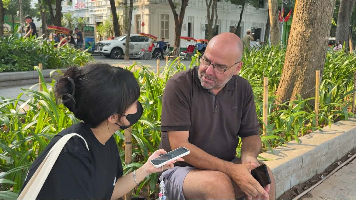 Steven b&agrave;y tỏ sự bất ngờ với ph&oacute;ng vi&ecirc;n khi xem MV &ldquo;Ch&egrave;o mở l&aacute;i ra&rdquo; được ứng dụng bằng c&ocirc;ng nghệ AI.