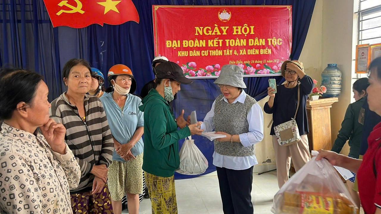 Những m&oacute;n qu&agrave; t&igrave;nh nghĩa được gửi tới b&agrave; con phường T&acirc;y Nha Trang v&agrave; thầy tr&ograve; trường THPT Phan Huy Tập