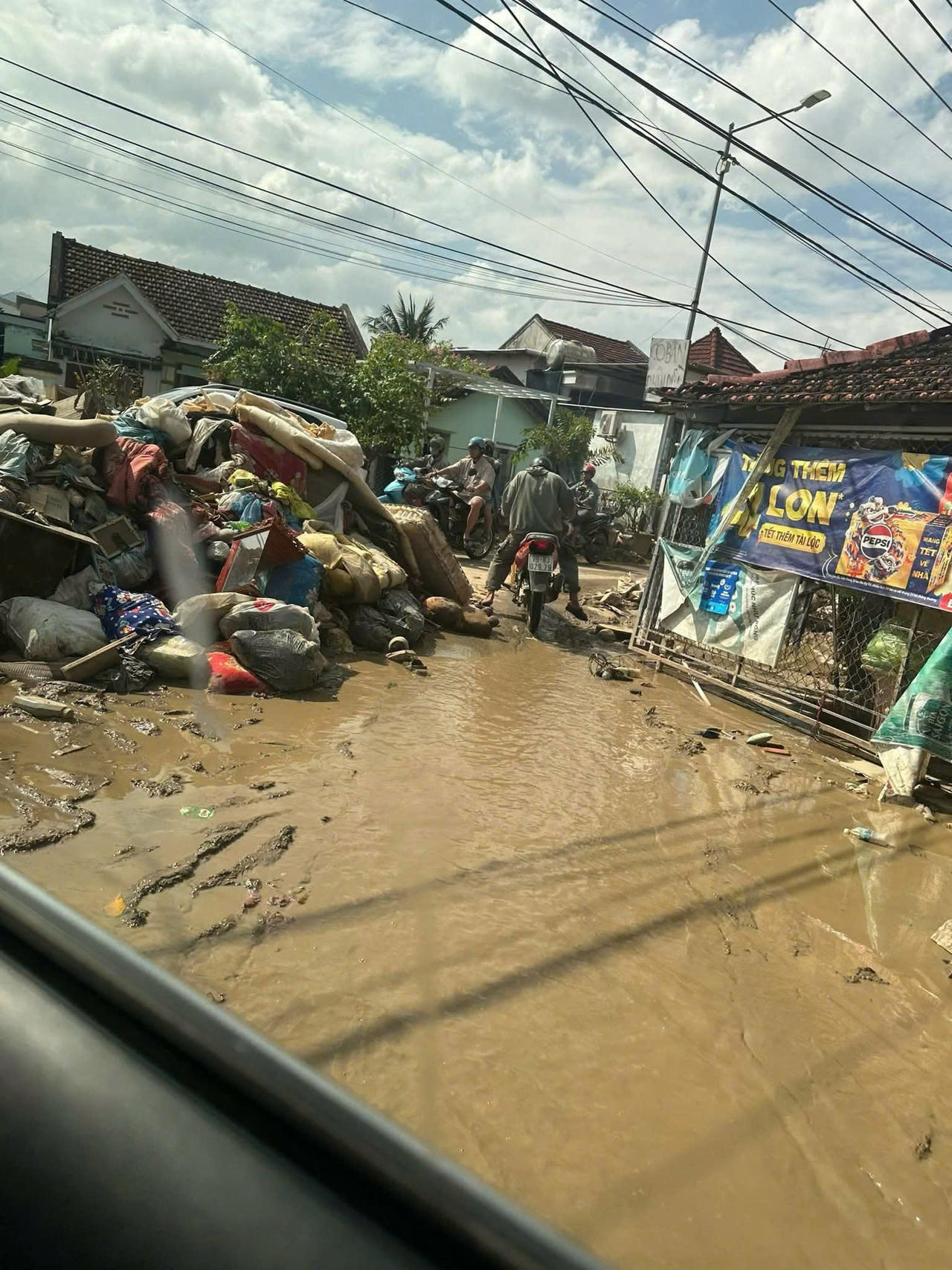 Những m&oacute;n qu&agrave; t&igrave;nh nghĩa được gửi tới b&agrave; con phường T&acirc;y Nha Trang v&agrave; thầy tr&ograve; trường THPT Phan Huy Tập