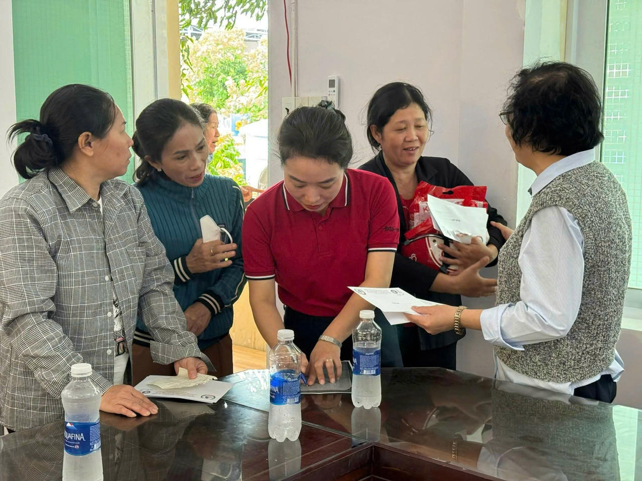 Những m&oacute;n qu&agrave; t&igrave;nh nghĩa được gửi tới b&agrave; con phường T&acirc;y Nha Trang v&agrave; thầy tr&ograve; trường THPT Phan Huy Tập