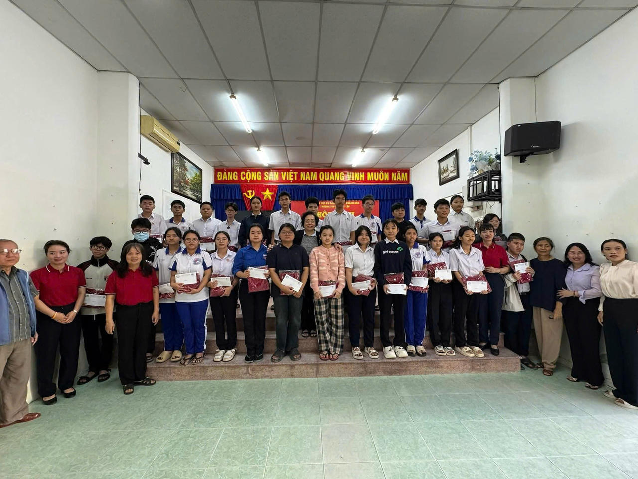 Những món quà tình nghĩa được gửi tới bà con phường Tây Nha Trang và thầy trò trường THPT Phan Huy Tập