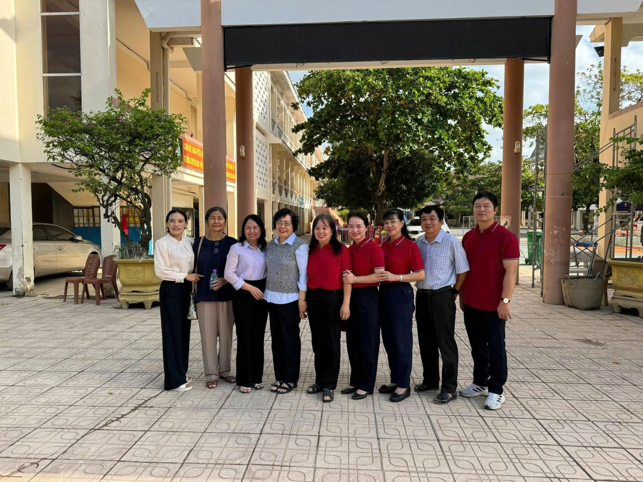 Những m&oacute;n qu&agrave; t&igrave;nh nghĩa được gửi tới b&agrave; con phường T&acirc;y Nha Trang v&agrave; thầy tr&ograve; trường THPT Phan Huy Tập