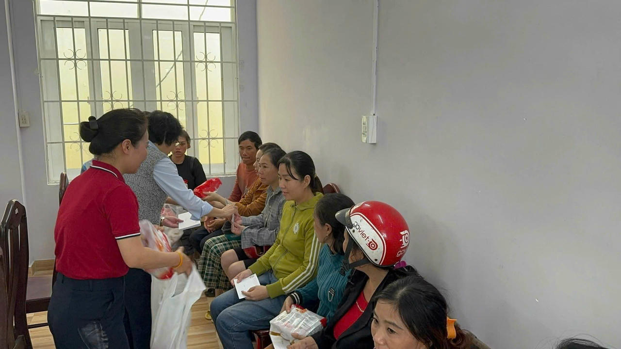 Những m&oacute;n qu&agrave; t&igrave;nh nghĩa được gửi tới b&agrave; con phường T&acirc;y Nha Trang v&agrave; thầy tr&ograve; trường THPT Phan Huy Tập