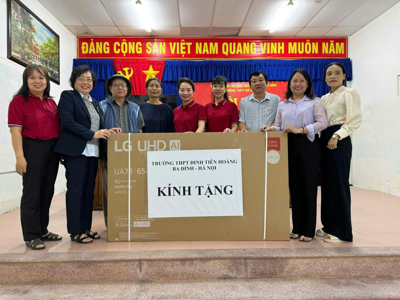 Những m&oacute;n qu&agrave; t&igrave;nh nghĩa được gửi tới b&agrave; con phường T&acirc;y Nha Trang v&agrave; thầy tr&ograve; trường THPT Phan Huy Tập