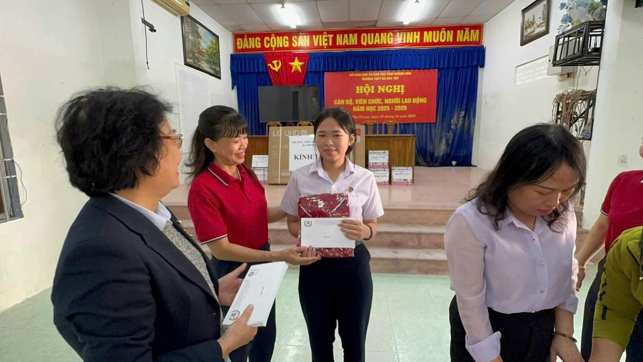 Những m&oacute;n qu&agrave; t&igrave;nh nghĩa được gửi tới b&agrave; con phường T&acirc;y Nha Trang v&agrave; thầy tr&ograve; trường THPT Phan Huy Tập