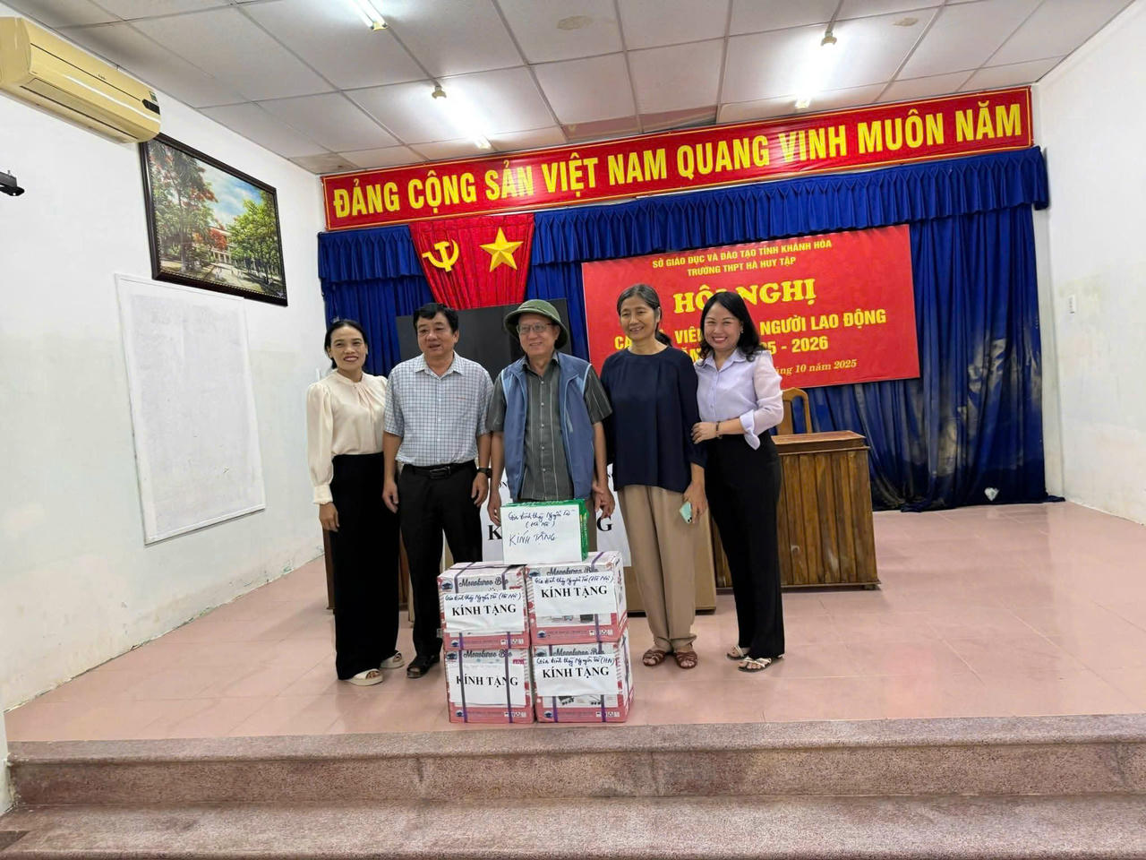 Những m&oacute;n qu&agrave; t&igrave;nh nghĩa được gửi tới b&agrave; con phường T&acirc;y Nha Trang v&agrave; thầy tr&ograve; trường THPT Phan Huy Tập