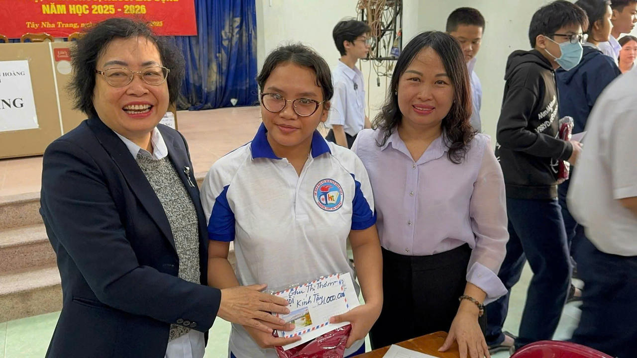 Những m&oacute;n qu&agrave; t&igrave;nh nghĩa được gửi tới b&agrave; con phường T&acirc;y Nha Trang v&agrave; thầy tr&ograve; trường THPT Phan Huy Tập