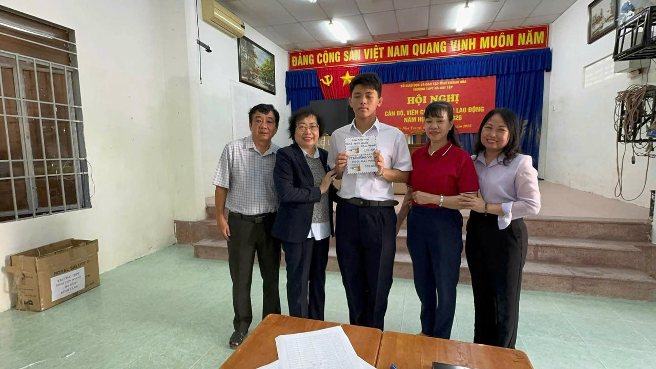 Những m&oacute;n qu&agrave; t&igrave;nh nghĩa được gửi tới b&agrave; con phường T&acirc;y Nha Trang v&agrave; thầy tr&ograve; trường THPT Phan Huy Tập