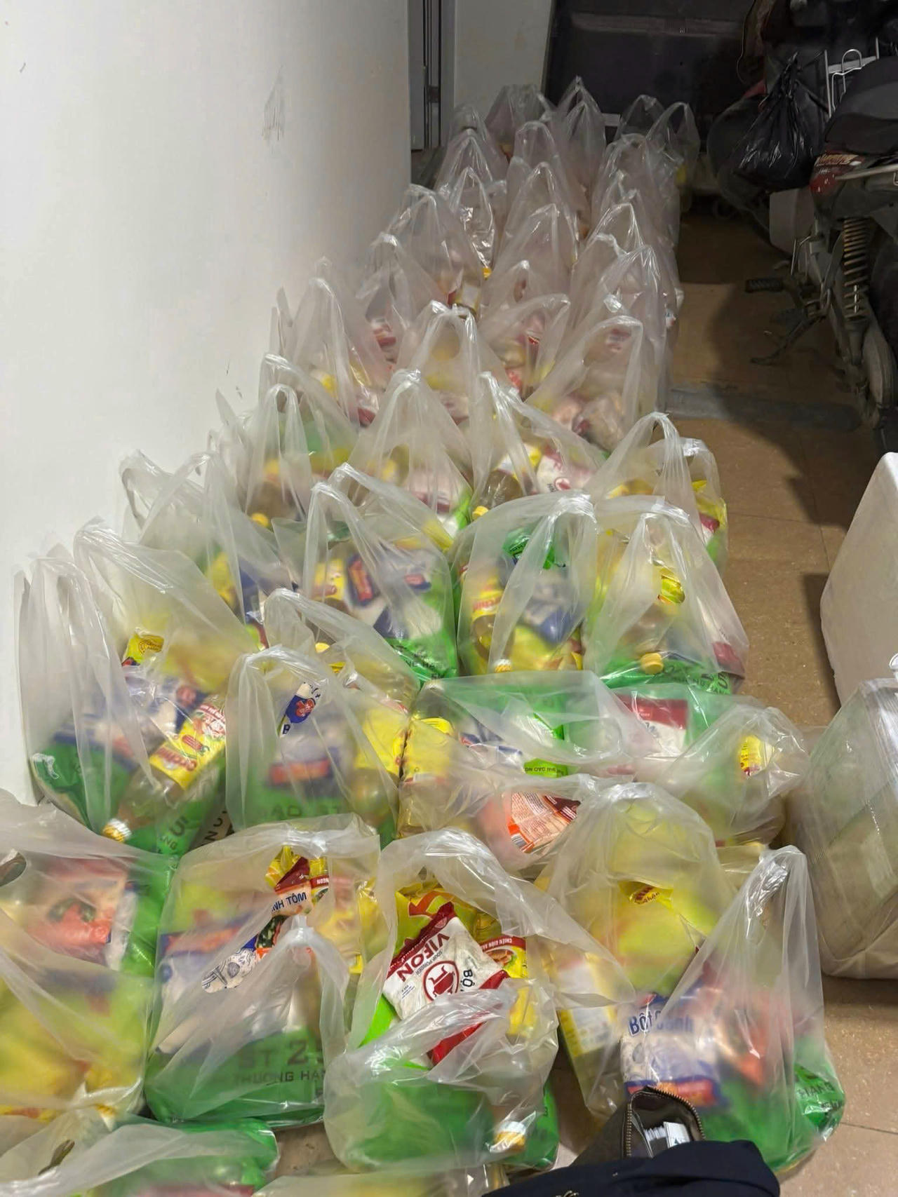 Những m&oacute;n qu&agrave; t&igrave;nh nghĩa được gửi tới b&agrave; con phường T&acirc;y Nha Trang v&agrave; thầy tr&ograve; trường THPT Phan Huy Tập