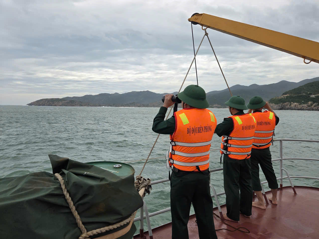Bộ đội triển khai lực lượng t&igrave;m kiếm c&aacute;c ngư d&acirc;n mất t&iacute;ch tại Kh&aacute;nh H&ograve;a.  (Ảnh: BĐBP Kh&aacute;nh H&ograve;a)