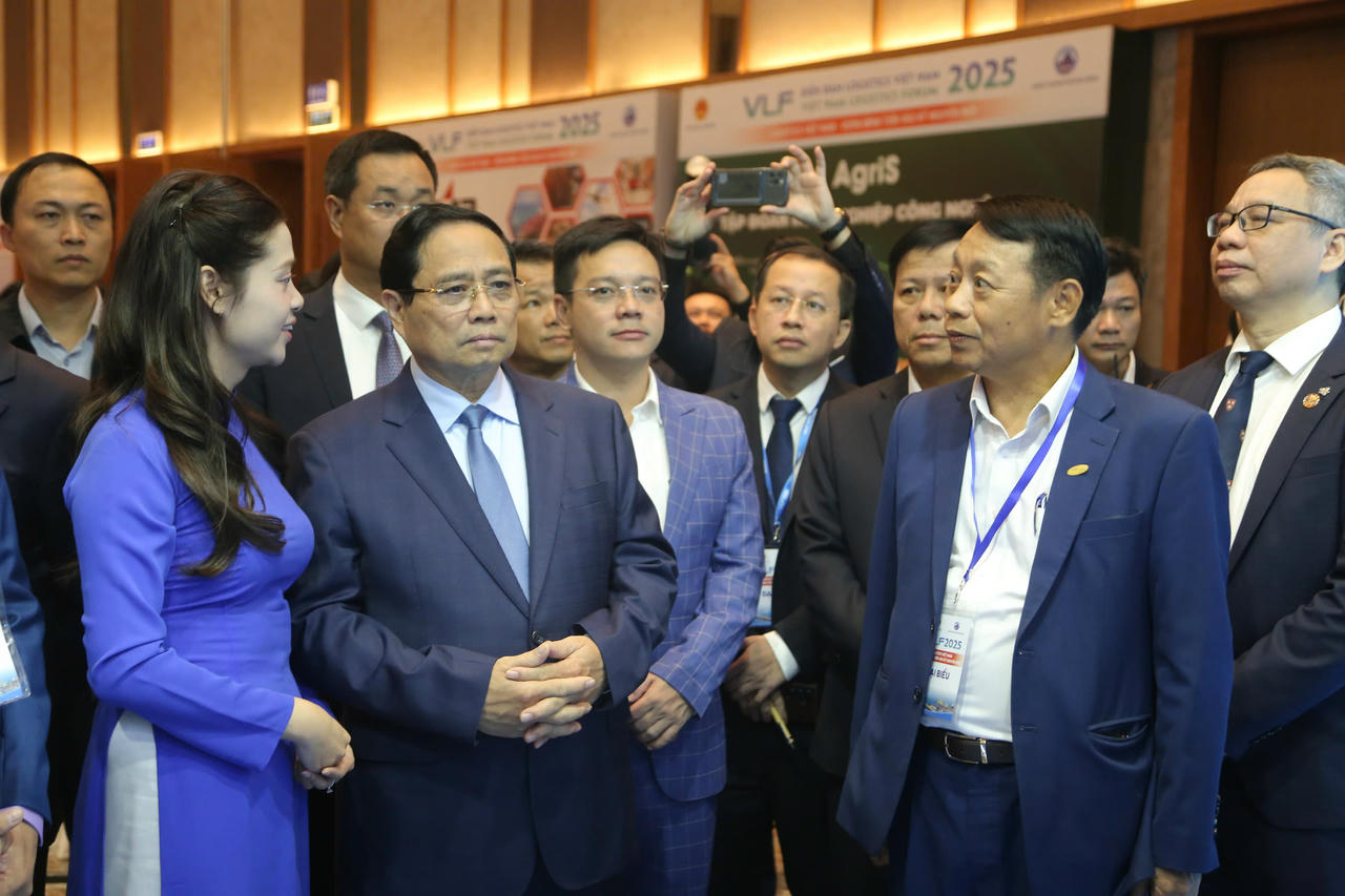 Thủ tướng Ch&iacute;nh phủ Phạm Minh Ch&iacute;nh tham quan c&aacute;c gian trưng b&agrave;y tại Diễn đ&agrave;n Logistics Việt Nam 2025.