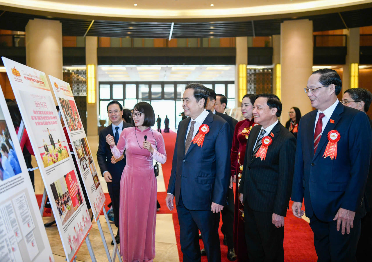 Chủ tịch Quốc hội v&agrave; c&aacute;c đại biểu&amp;amp;nbsp;tham quan Triển l&atilde;m ảnh.