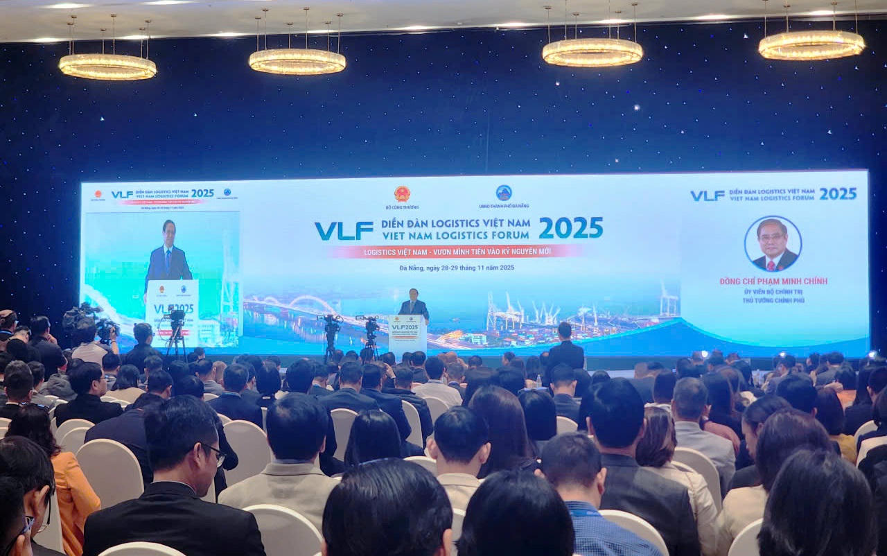 Quang cảnh diễn đ&agrave;n.