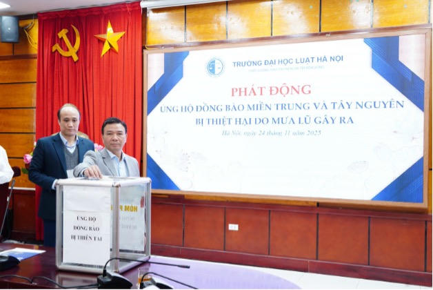 TS. Chu Mạnh H&ugrave;ng - B&iacute; thư Đảng ủy Nh&agrave; trường v&agrave; PGS.TS T&ocirc; Văn H&ograve;a - Hiệu trưởng Nh&agrave; trường ủng hộ.