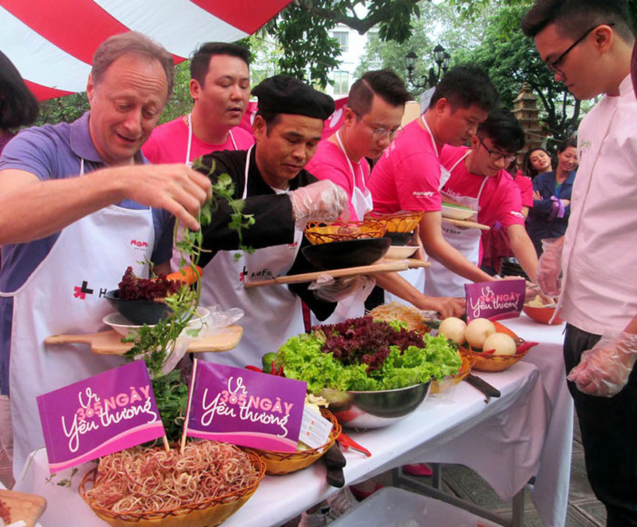 Nhiều đại sứ v&agrave; nam giới nấu ăn trong cuộc thi HeForShe - Những người phụ nữ quanh ta - Nam giới quan t&acirc;m v&agrave; chia sẻ. (Ảnh: P.V)
