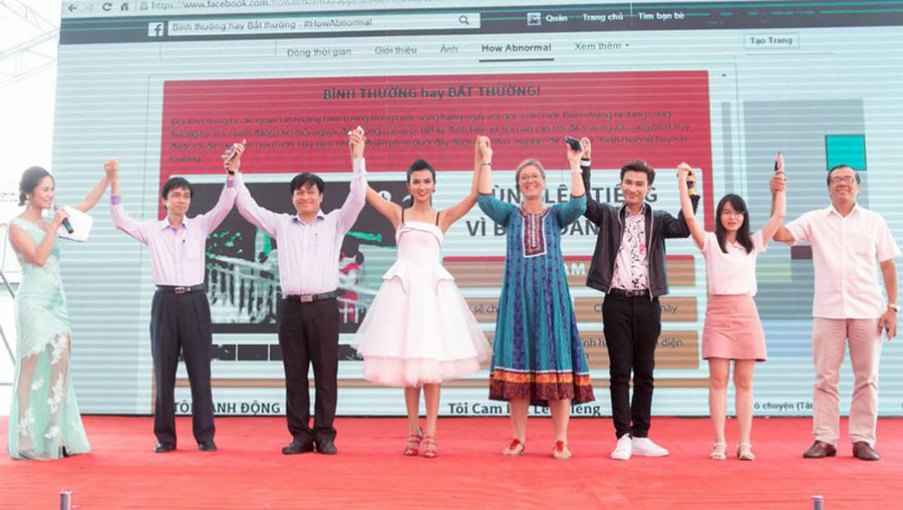 Diễn vi&ecirc;n Kim Tuyến v&agrave; ca sĩ Ch&iacute; Thiện v&agrave; kh&aacute;ch mời c&ugrave;ng V&igrave; những phụ nữ quanh ta.