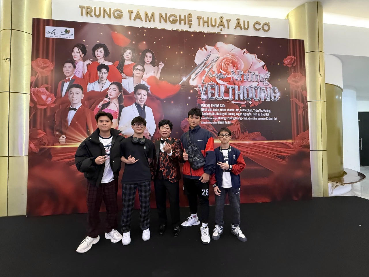 M&ugrave;a những y&ecirc;u thương - h&oacute;a ra, y&ecirc;u thương lu&ocirc;n l&agrave; thanh &acirc;m đẹp nhất.