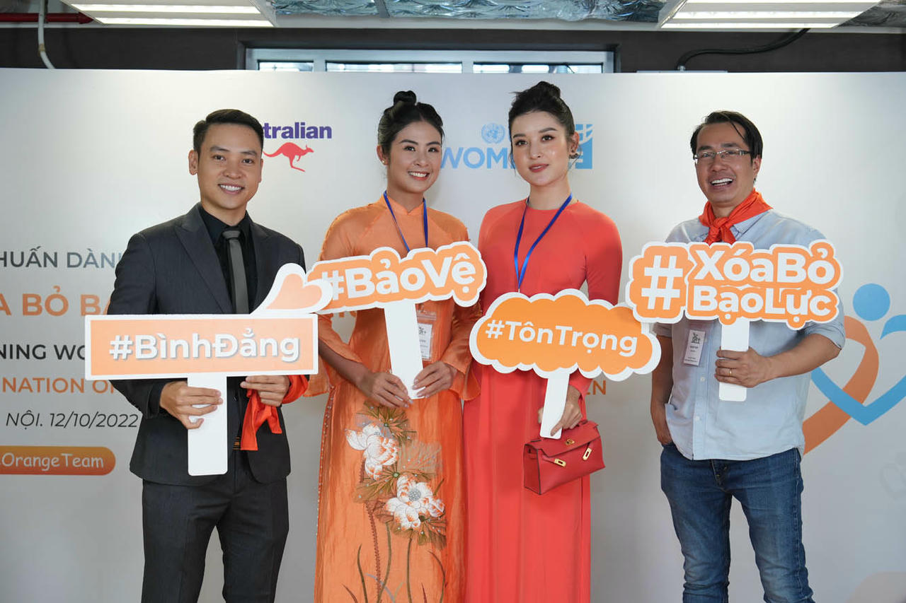 Hoa hậu Ngọc H&acirc;n, &Aacute; hậu Huyền My, ca sĩ  Duy Khoa v&agrave; nh&agrave; b&aacute;o Ngọc Anh.