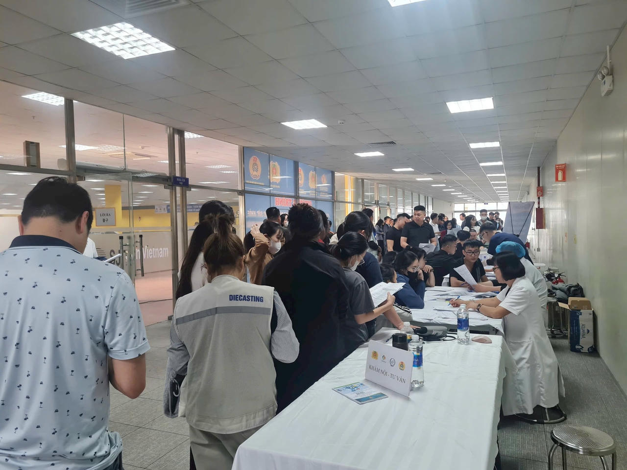 Đo&agrave;n vi&ecirc;n, lao động được kh&aacute;m bệnh miễn ph&iacute; ngay tại nh&agrave; m&aacute;y..