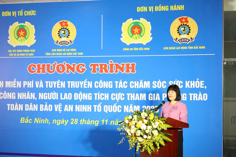 B&agrave; Đỗ Hồng V&acirc;n, Ph&oacute; Trưởng ban Ban Quan hệ Lao động (Tổng LĐLĐ VN), ph&aacute;t biểu tại lễ khai mạc chương tr&igrave;nh kh&aacute;m sức khỏe miễn ph&iacute; cho c&ocirc;ng nh&acirc;n tại Bắc Ninh.