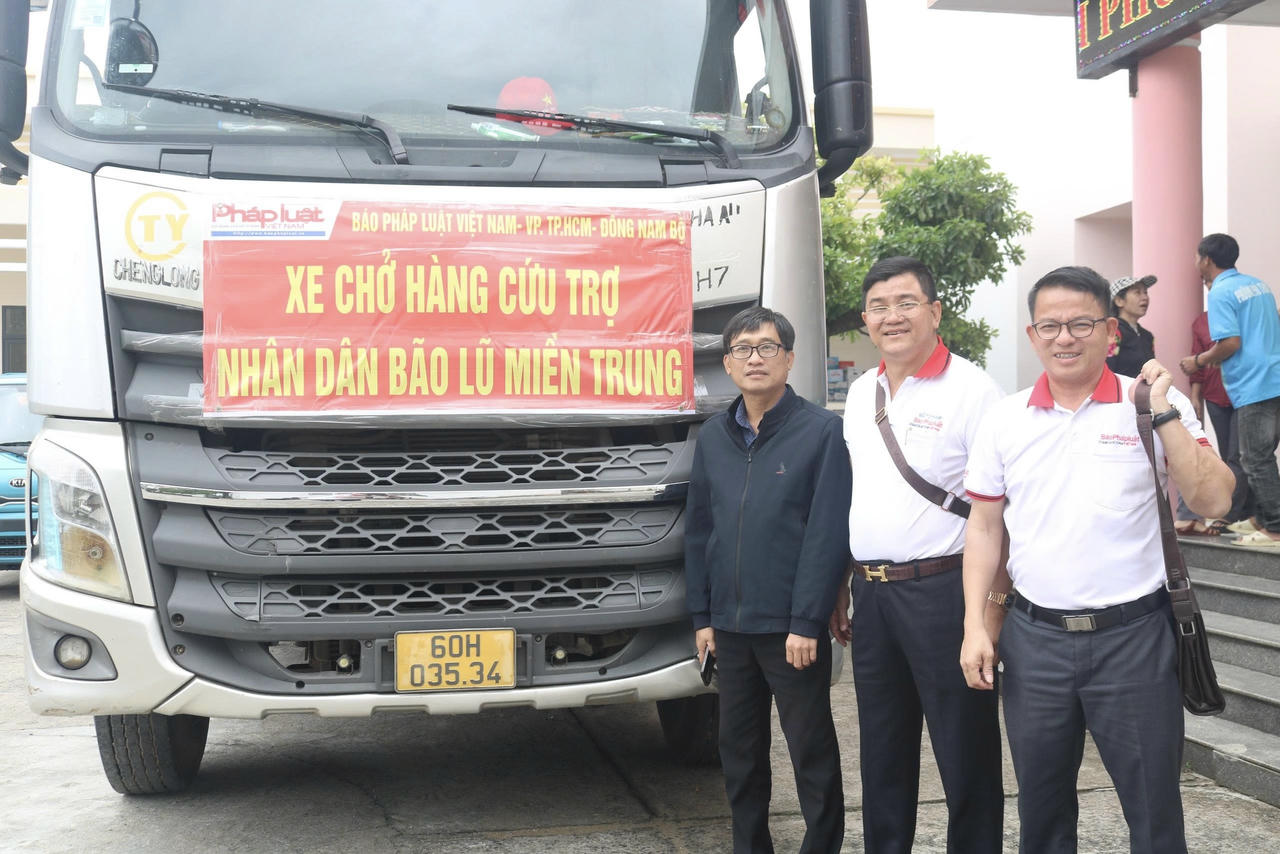 Chuyến xe chở h&agrave;ng cứu trợ của B&aacute;o Ph&aacute;p luật Việt Nam đến phường Ph&uacute; Y&ecirc;n.