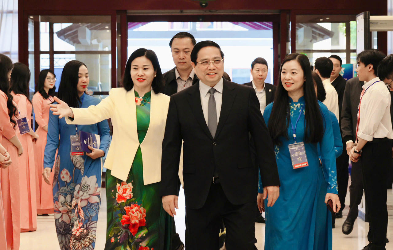 Ủy vi&ecirc;n TƯ Đảng, Ph&oacute; Chủ tịch UBTƯ MTTQ Việt Nam, Chủ tịch Hội LHPN Việt Nam Nguyễn Thị Tuyến (b&ecirc;n tr&aacute;i) v&agrave; Ph&oacute; Chủ tịch Hội LHPN Việt Nam Nguyễn Thị Thu Hiền (b&ecirc;n phải) ch&agrave;o mừng Thủ tướng Ch&iacute;nh phủ Phạm Minh Ch&iacute;nh dự Hội nghị.