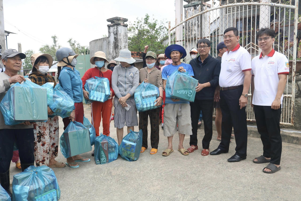 B&aacute;o Ph&aacute;p luật Việt Nam tặng qua cho 18 hộ d&acirc;n tại khu vực bị ngập nặng nhất tr&ecirc;n địa b&agrave;n phường Ph&uacute; Y&ecirc;n.