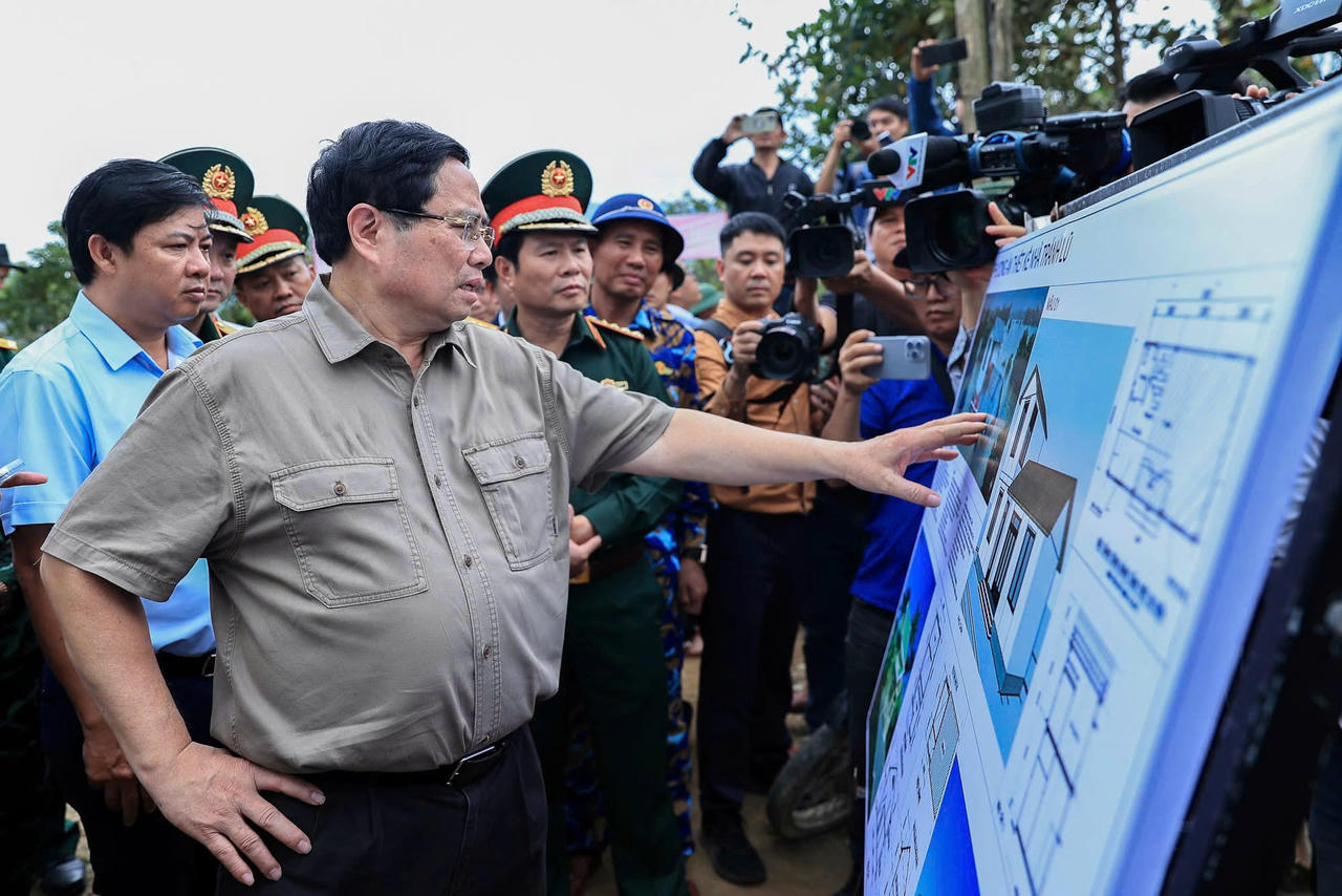 Thủ tướng Phạm Minh Ch&iacute;nh nghe b&aacute;o c&aacute;o về thiết kế nh&agrave; chống lũ.