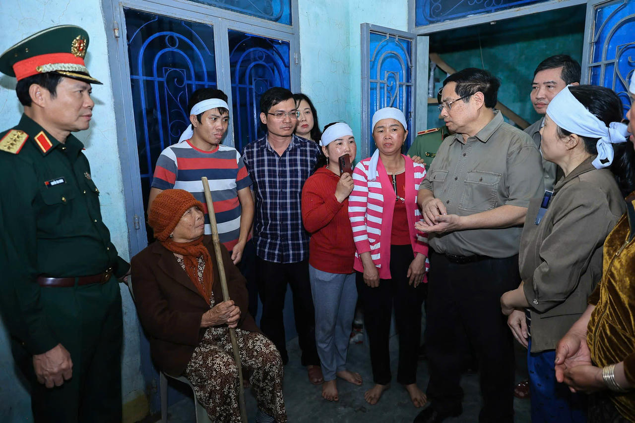 Thủ tướng Phạm Minh Ch&iacute;nh thăm, động vi&ecirc;n th&acirc;n nh&acirc;n gia đ&igrave;nh c&oacute; người bị thiệt mạng do mưa lũ.