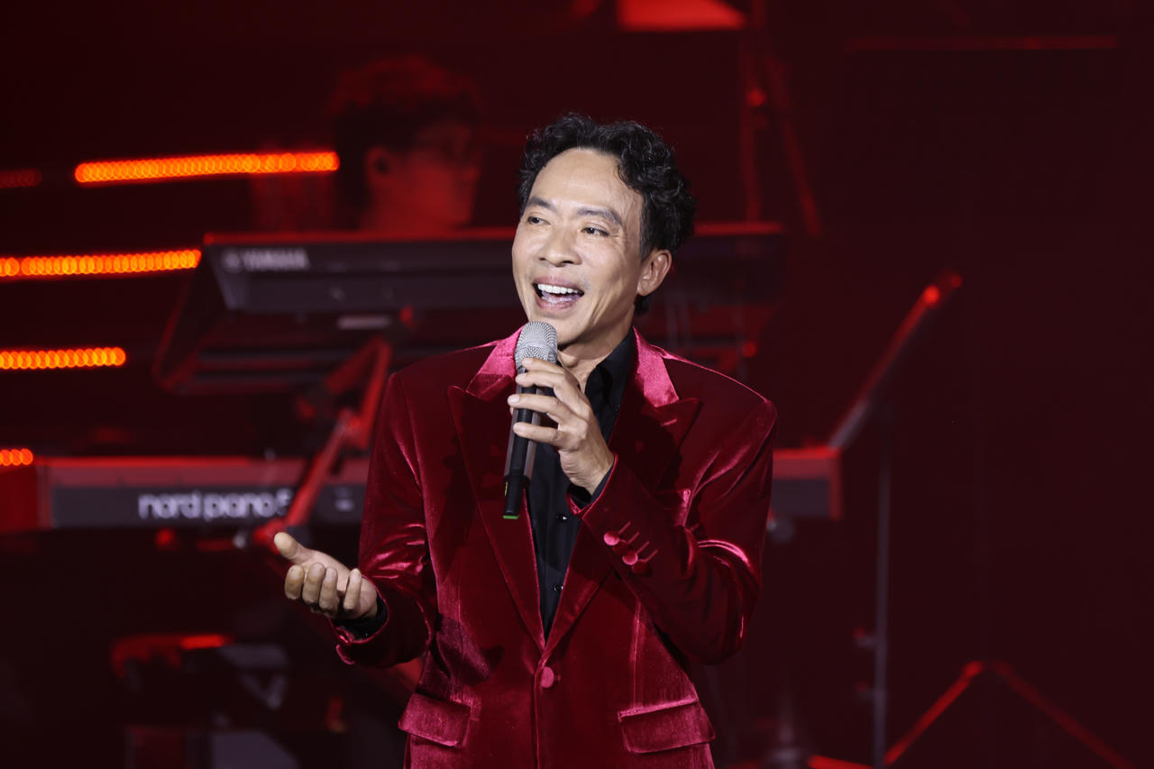 NSUT Việt Ho&agrave;n &ndash; giọng ca đ&atilde; đi c&ugrave;ng năm th&aacute;ng, trầm tĩnh v&agrave; nồng n&agrave;n &ndash; lựa chọn một con đường kh&aacute;c: anh kể c&acirc;u chuyện của m&igrave;nh bằng y&ecirc;u thương.