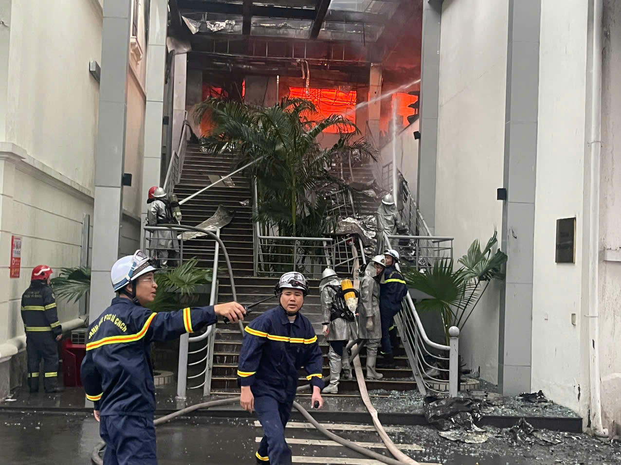 Sau gần một giờ nỗ lực khống chế, đến 6h55 c&ugrave;ng ng&agrave;y, đ&aacute;m ch&aacute;y cơ bản được dập tắt.