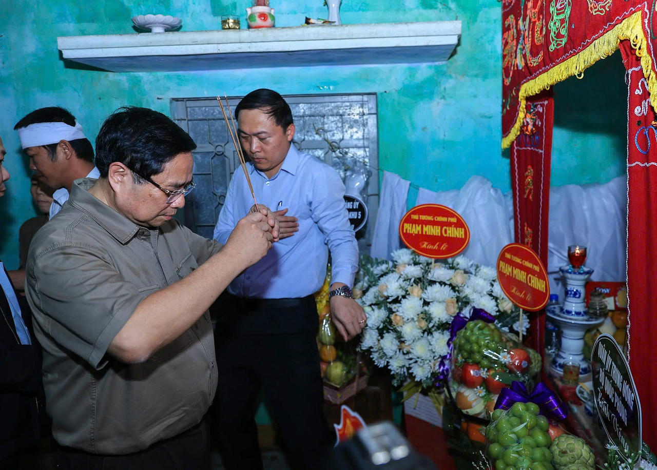 Thủ tướng Phạm Minh Ch&iacute;nh thắp hương tưởng nhớ người đ&atilde; khuất trong đợt mưa lũ lịch sử.