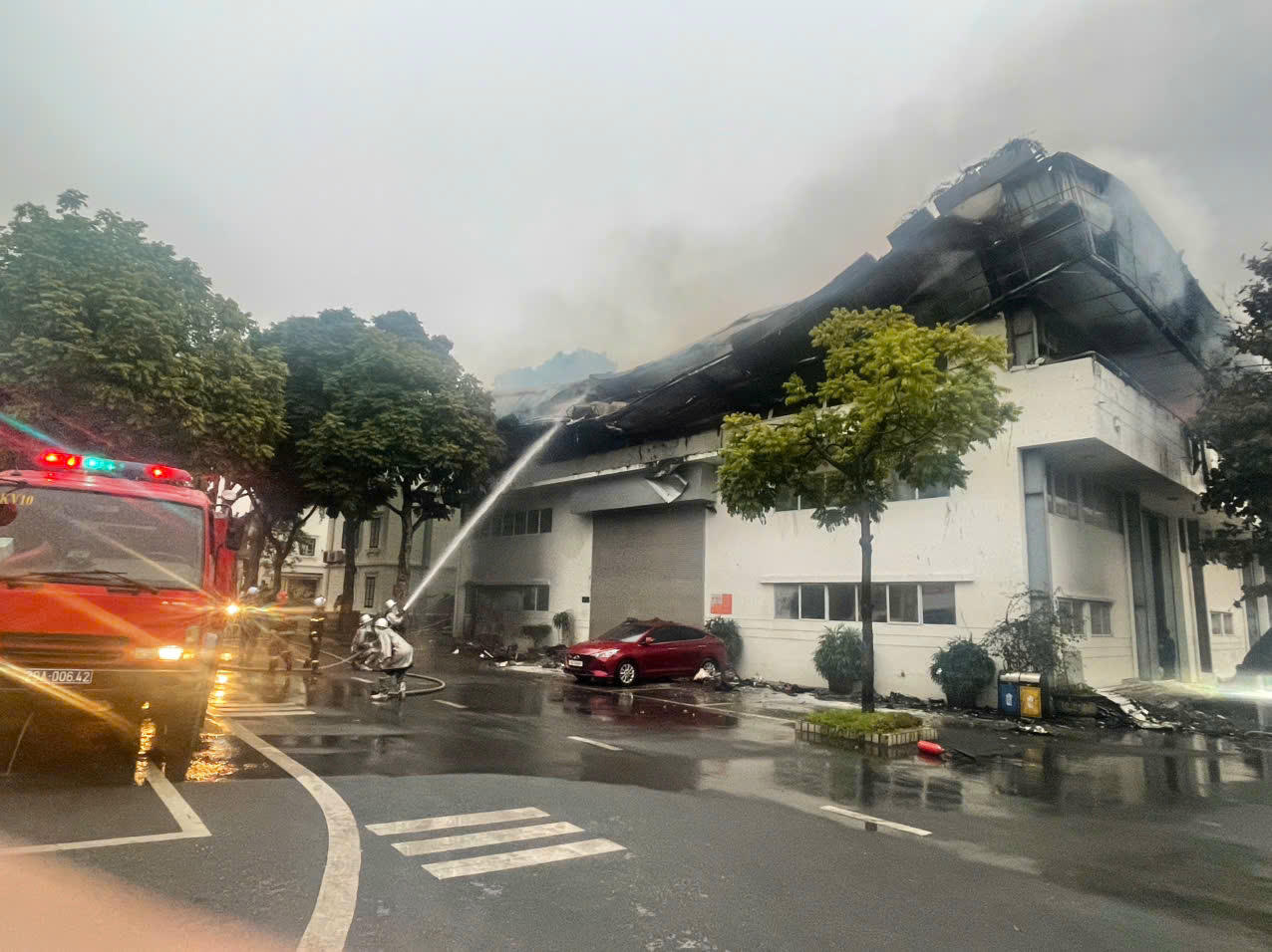 Lực lượng Cảnh s&aacute;t PCCC&amp;amp;amp;CNCH triển khai phương tiện dập tắt đ&aacute;m ch&aacute;y.