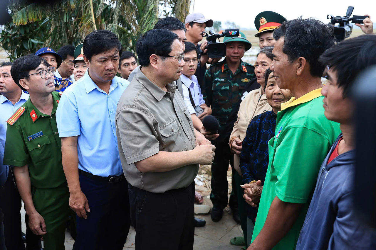 Thủ tướng Phạm Minh Ch&iacute;nh thăm, động vi&ecirc;n b&agrave; con Nh&acirc;n d&acirc;n th&ocirc;n Ph&uacute; Hữu.