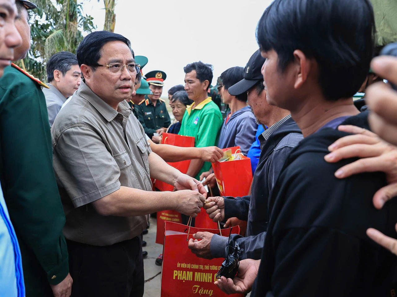 Thủ tướng Phạm Minh Ch&iacute;nh động vi&ecirc;n, tặng qu&agrave; hỗ trợ b&agrave; con Nh&acirc;n d&acirc;n th&ocirc;n Ph&uacute; Hữu.