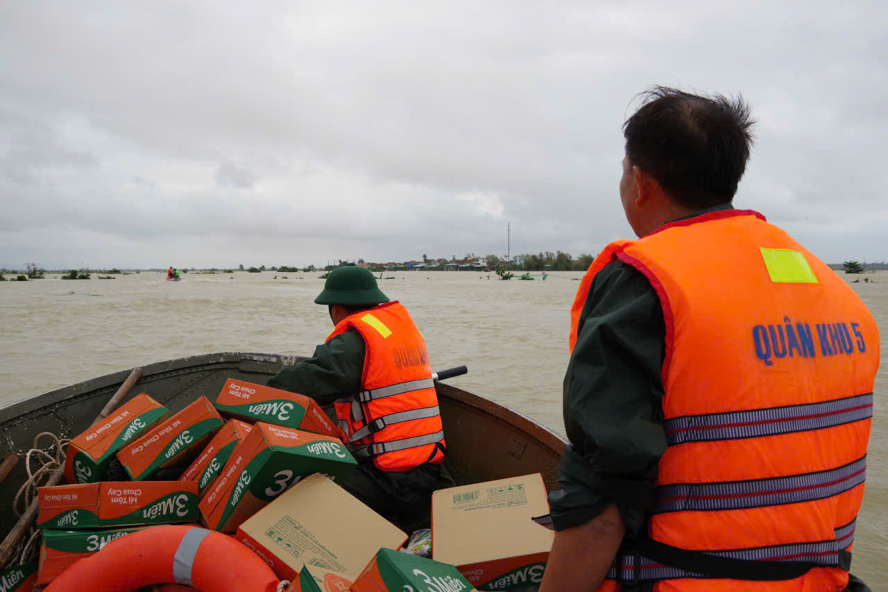 Lực lượng Qu&acirc;n khu 5 vượt lũ dữ mang lương thực đến cho b&agrave; c&ograve;n v&ugrave;ng c&ocirc; lập.&amp;amp;nbsp;