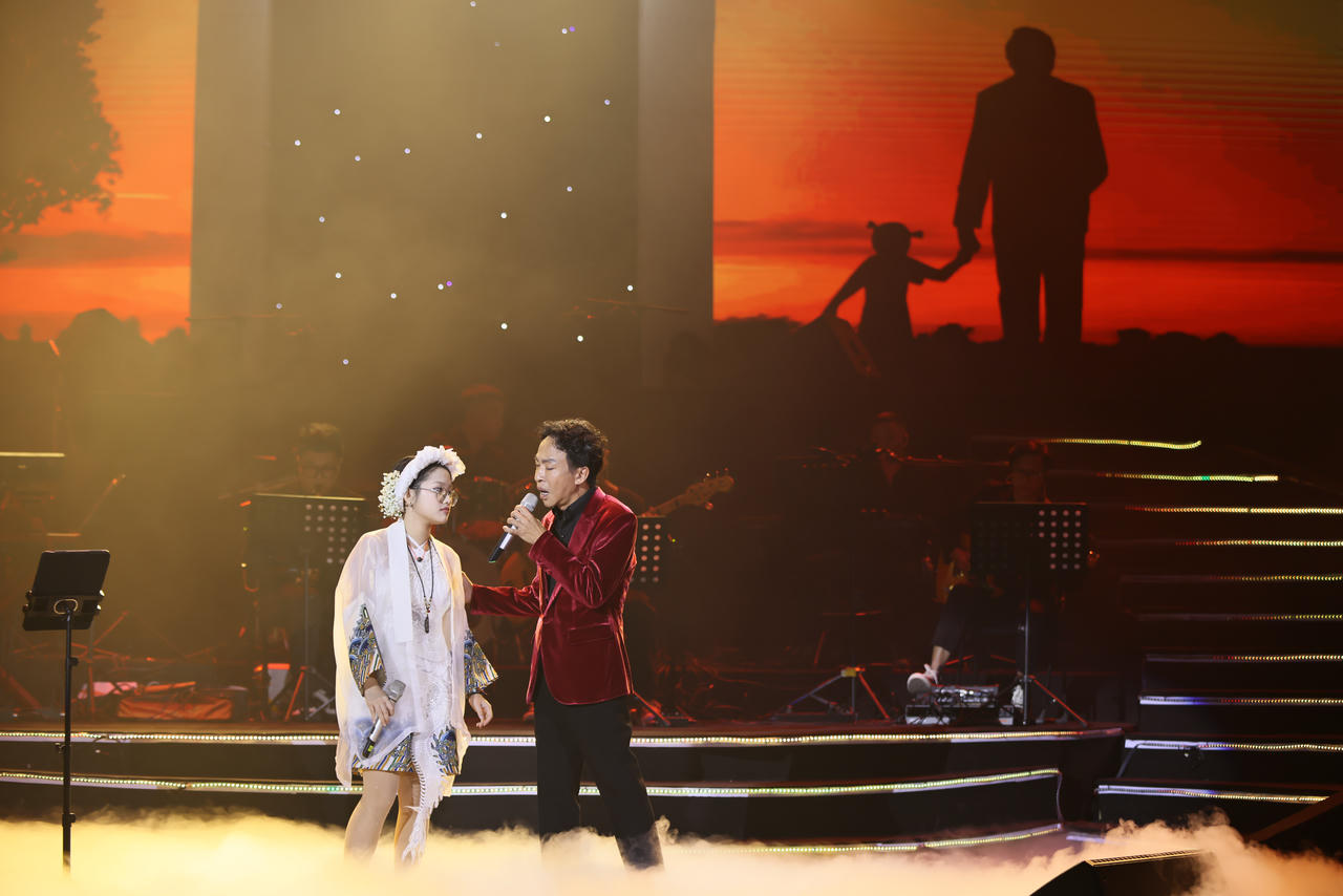 NSUT Việt Ho&agrave;n v&agrave; con g&aacute;i Việt Thi.