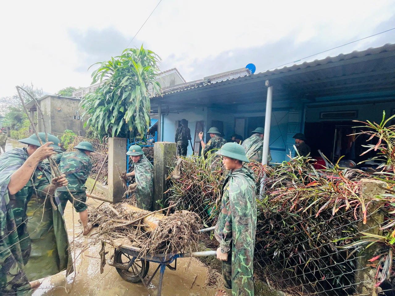 Lực lượng Qu&acirc;n khu 5 hỗ trợ người d&acirc;n khắc phục hậu quả mưa lũ.