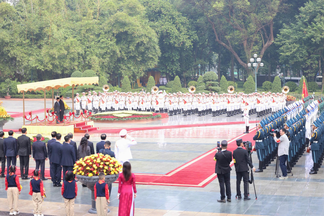 Chủ tịch nước Lương Cường đ&oacute;n Quốc vương Brunei Darussalam Haji Hassanal Bolkiah. Ảnh: VGP