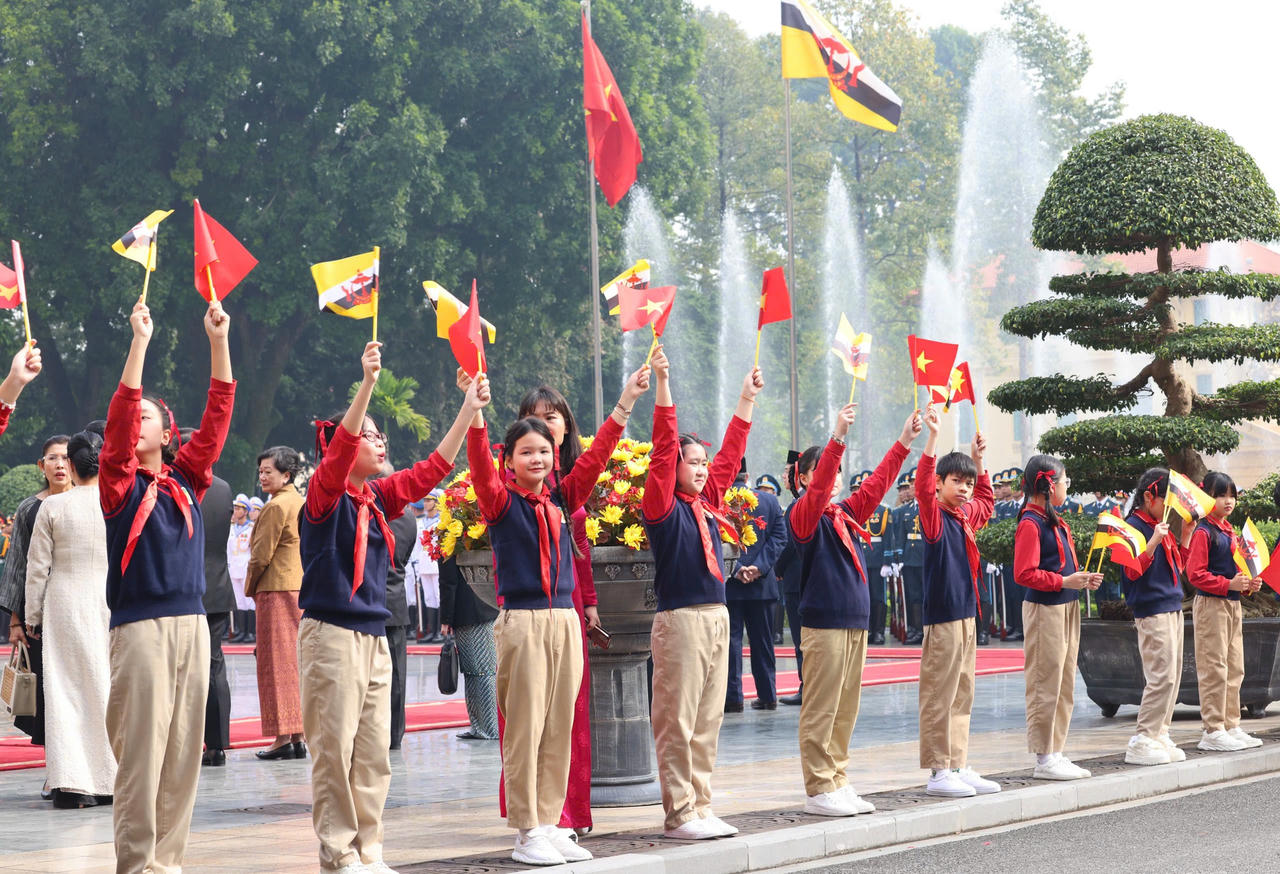 Đ&ocirc;ng đảo c&aacute;c ch&aacute;u thiếu nhi Thủ đ&ocirc; c&oacute; mặt tại Phủ Chủ tịch vẫy cờ hai nước ch&agrave;o đ&oacute;n Quốc vương Haji Hassanal Bolkiah c&ugrave;ng Đo&agrave;n cấp cao Brunei. Ảnh: VGP