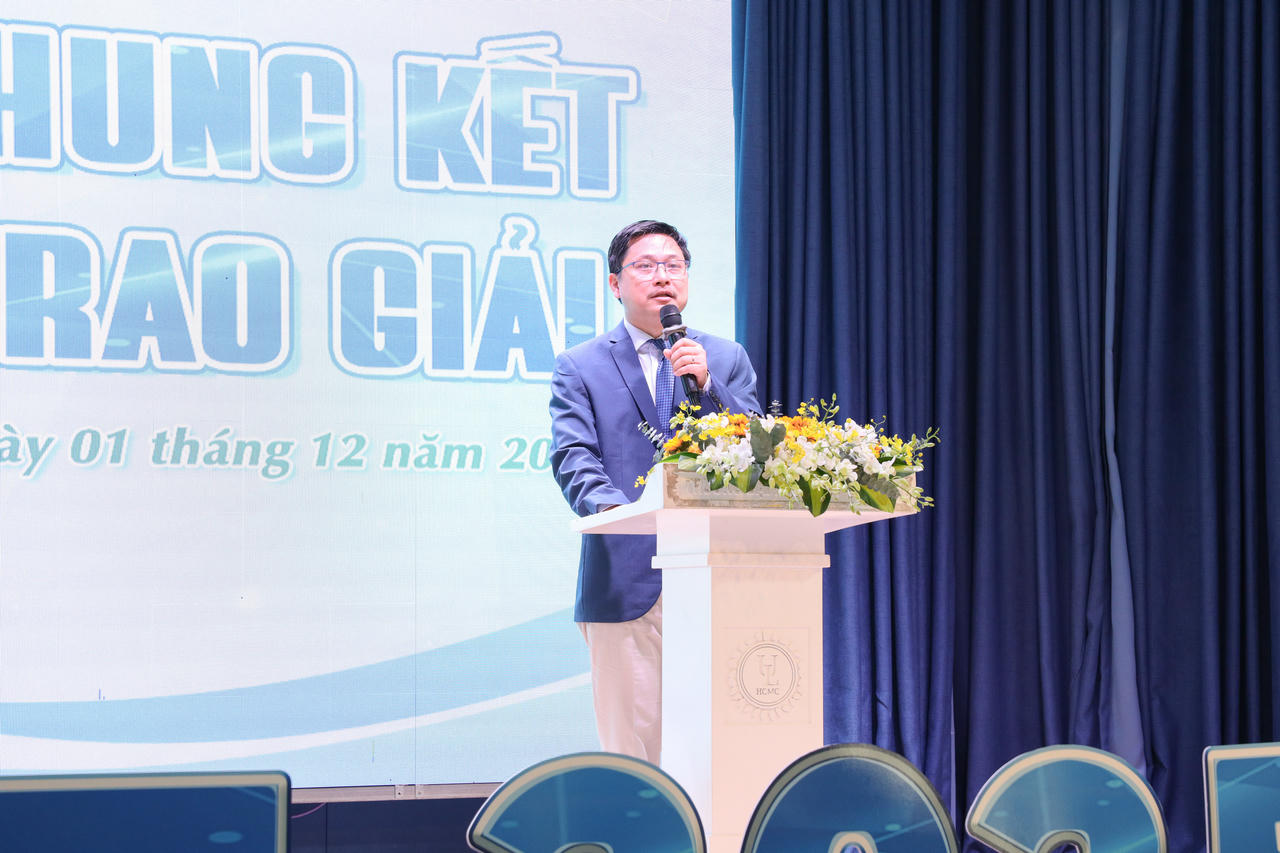 PGS.TS Trần Việt Dũng, Ph&oacute; Hiệu trưởng Trường Đại học Luật TP HCM ph&aacute;t biểu tại v&ograve;ng Chung kết.