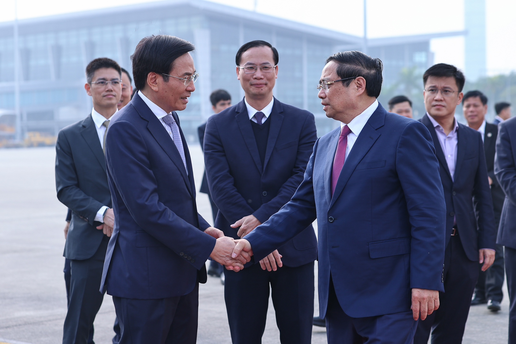 Bộ trưởng, Chủ nhiệm Văn ph&ograve;ng Ch&iacute;nh phủ Trần Văn Sơn tiễn Thủ tướng tại s&acirc;n bay - Ảnh: VGP/Nhật Bắc